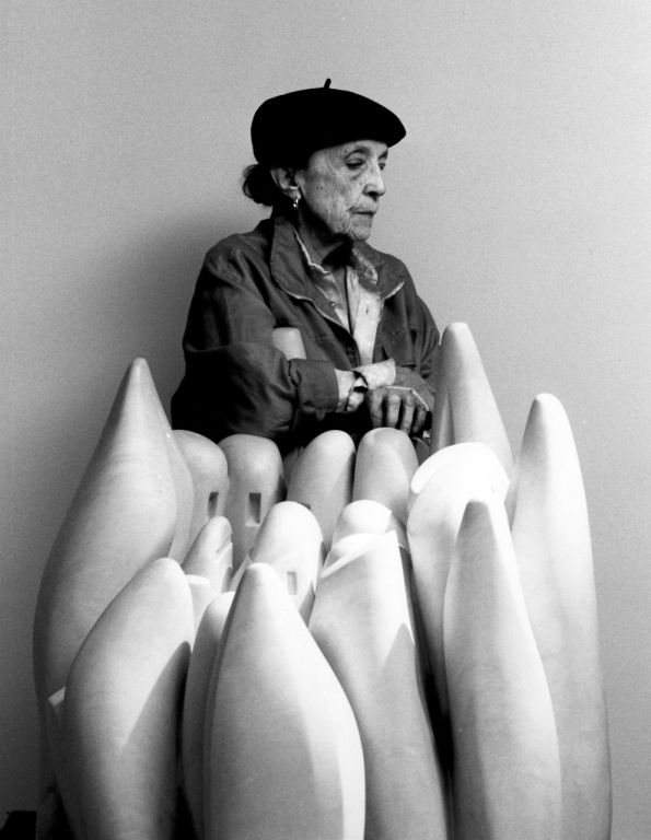 Louise Bourgeois w 1990 roku obok marmurowej rzeźby Eye to Eye (1970), fot. cyt. za Kwartalnik Rzeźby Orońsko nr 2-2008 str. 38