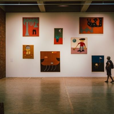 Wernisaż 9 Triennale Młodych,widok ogólny galeri, widoczna seri aobrazów na ścianie - Zdjęcie udostępnione dzięki uprzejmości p. Piotra Czyża
