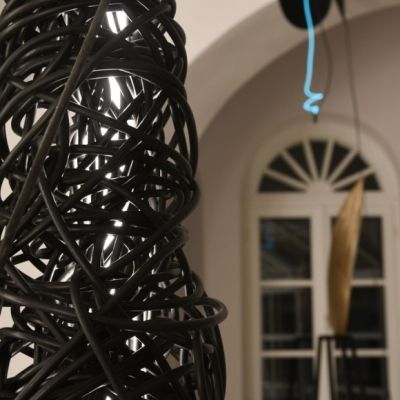 Detal instalacji rzeźbiarskiej wykonanej ze zwojów czarnych kabli