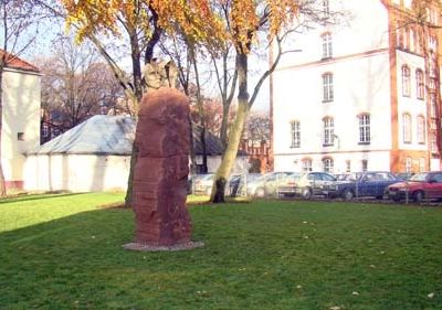 OdsłoniĂŞcie pomnika poświĂŞconego niemieckiemu rzeźbiarzowi Otto Freundlichowi