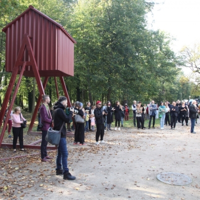 Wernisaż, duża grupa osób zebranych przed budynkiem galeria Oranżeria, park